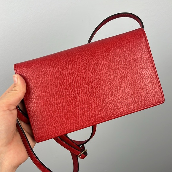 Gucci solid red dollar pebbled leather swing wallet w/ adjustable shoulder strap - Picture 13 of 17